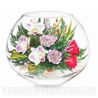 Микс из цветов в плоской круглой вазе