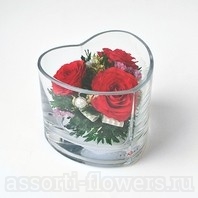 Розы в вазе формы сердца