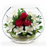 Розы и орхидеи в плоской средней вазе