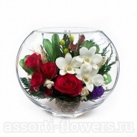 Микс роз и орхидей в малой плоской вазе