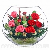 Микс из роз в плоской вазе